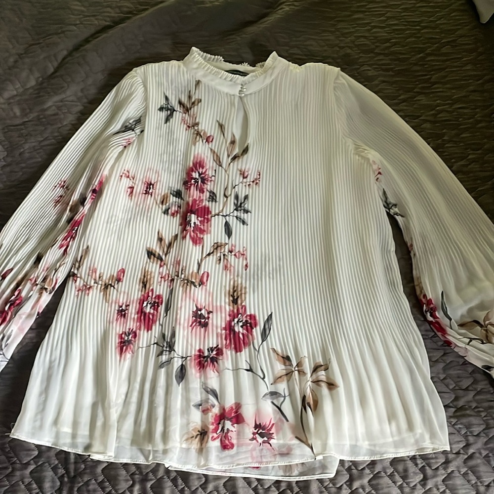 WHBM Floral crepe pleated blouse Sz 6